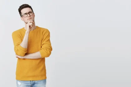 Homem pensativo representando dúvida comum sobre os momentos em que o saque do FGTS é permitido